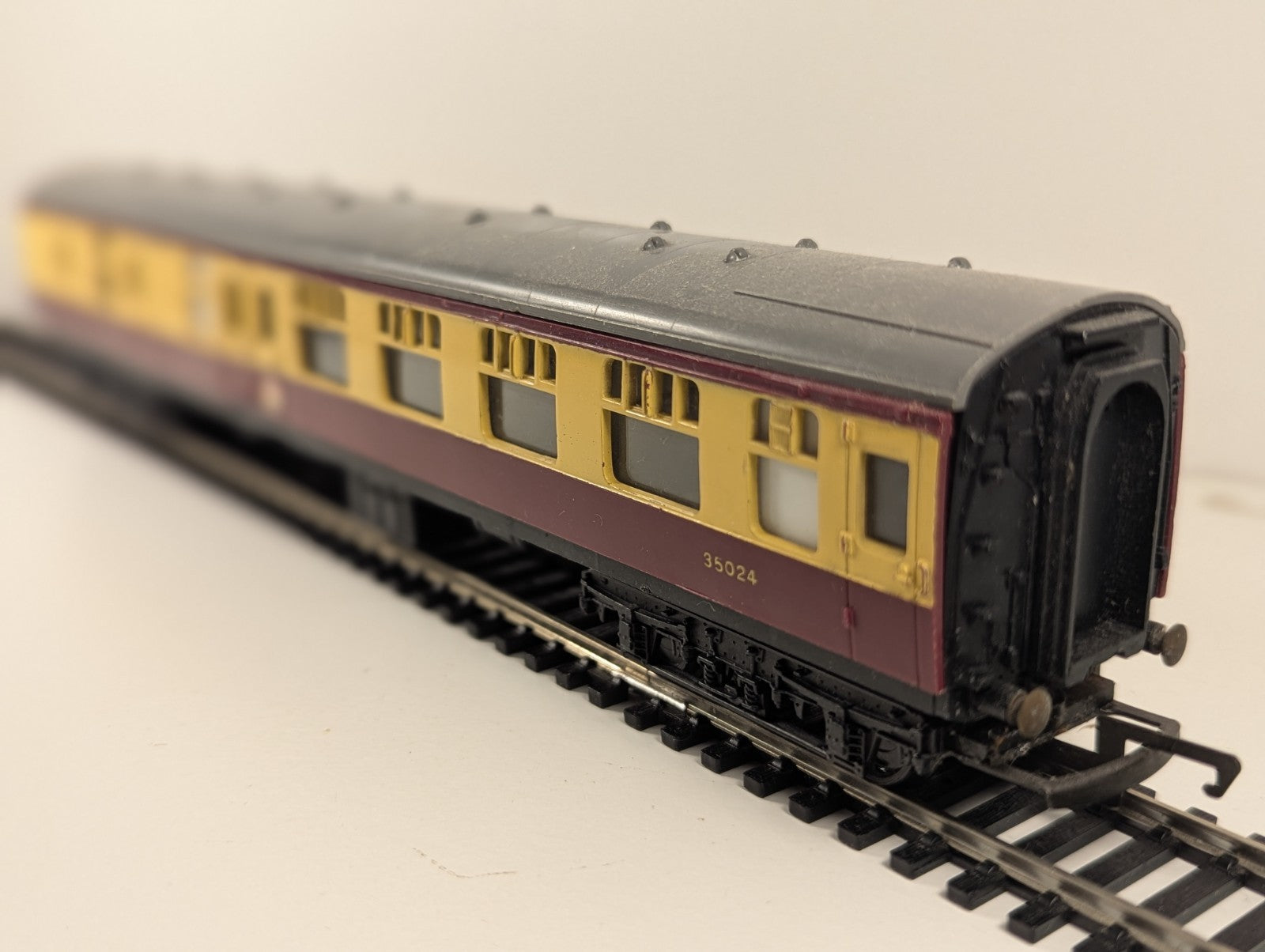Tri-ang R383 OO Gauge BR Mk1 Brake Second Coach 35024 – Maroon & Cream