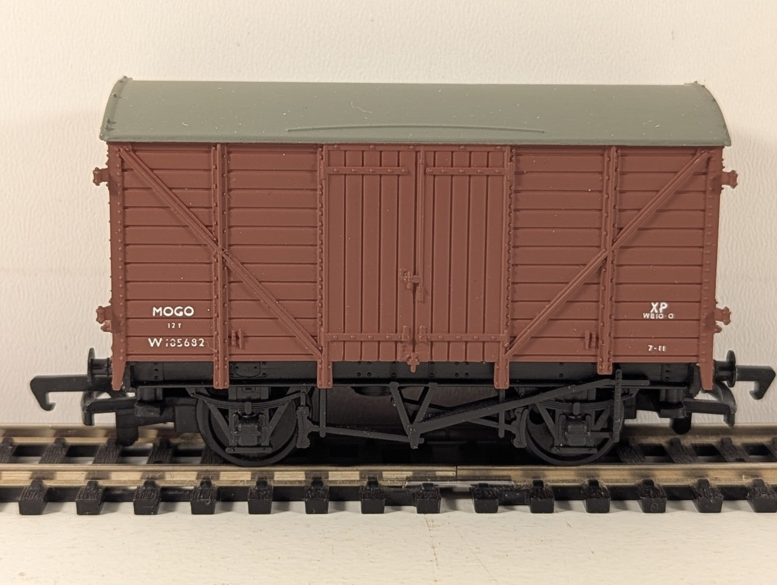 Mainline Railways 37-412 OO Gauge BR Bauxite 12T Mogo Van - Boxed