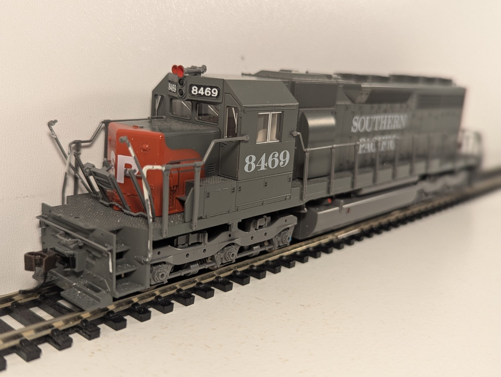 Kato HO Scale EMD SD40 Southern Pacific 8469 Diesel Locomotive