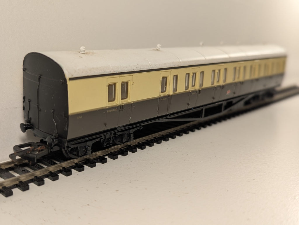 Hornby R4030D OO Gauge GWR Suburban B Composite Brake Coach