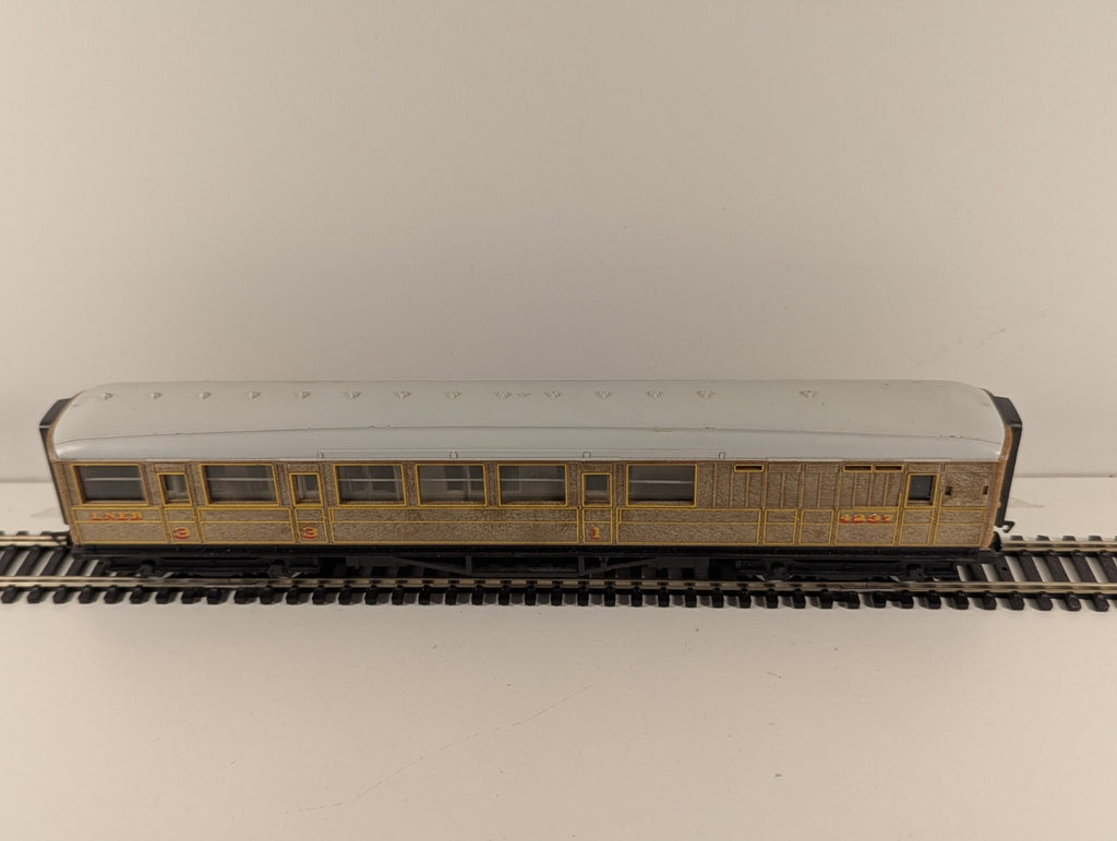 Hornby R4333 LNER Teak Brake Coach – 4237