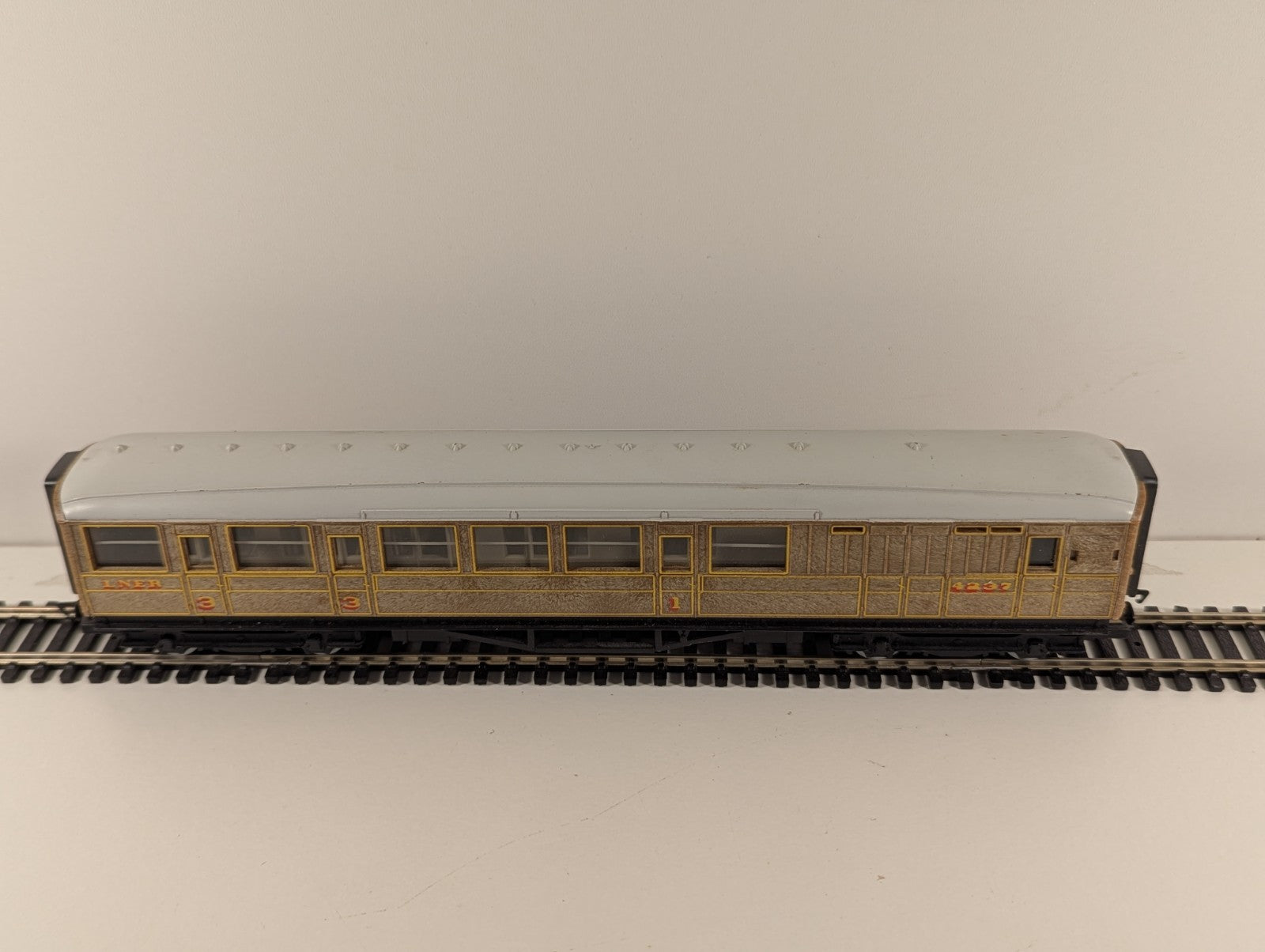 Hornby R4333 LNER Teak Brake Coach – 4237