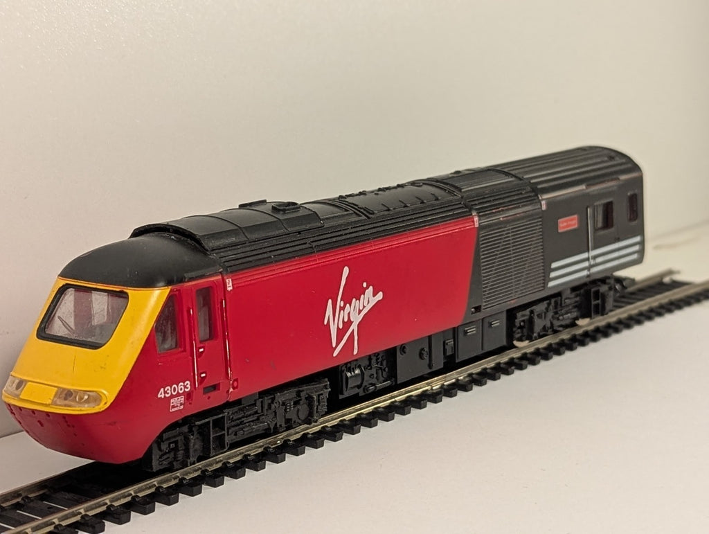 Hornby R2114 OO Gauge Virgin HST Dummy Power Car 43090