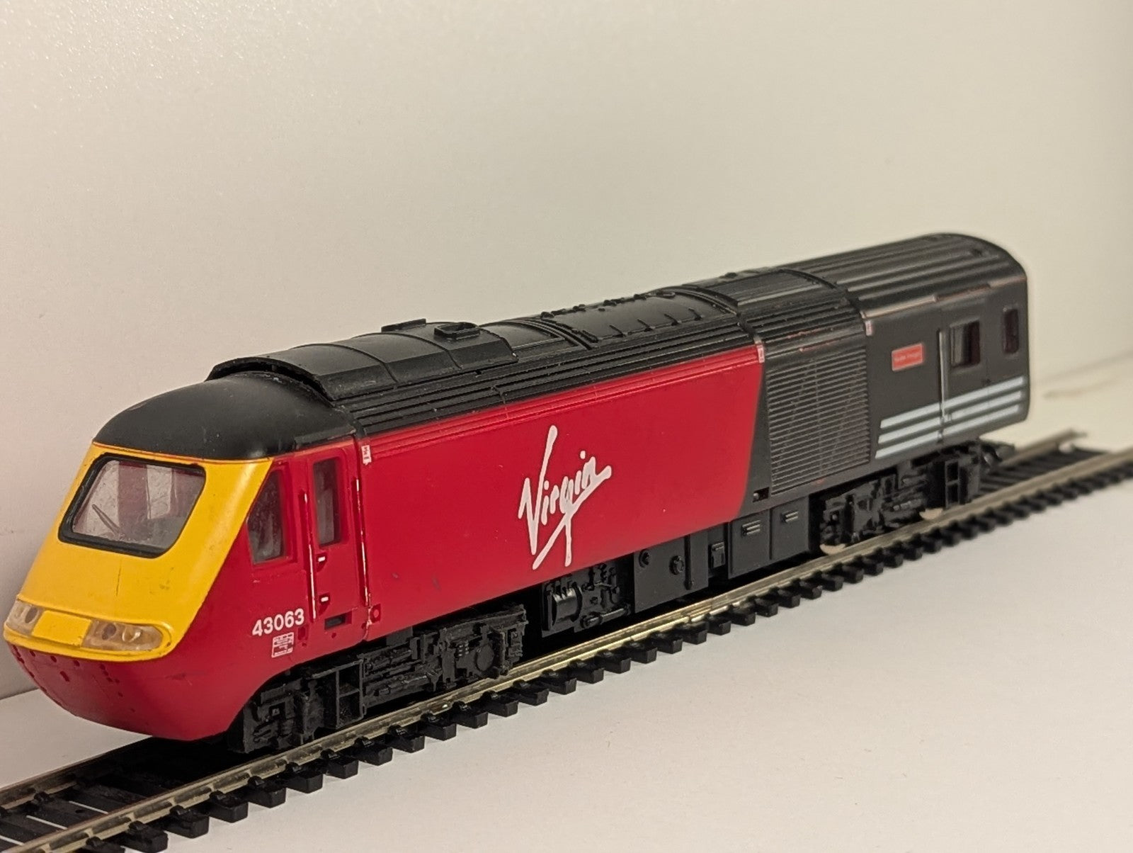 Hornby R2114 OO Gauge Virgin HST Dummy Power Car 43090