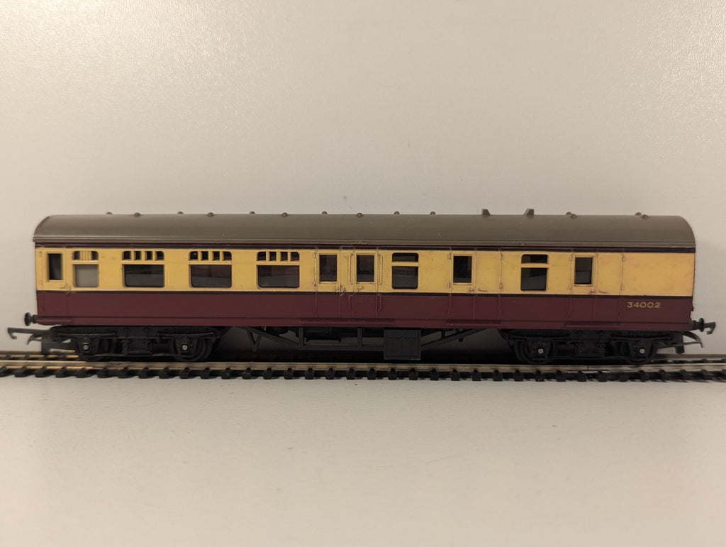 Tri-ang R28 OO Gauge BR Blood & Custard Brake Third Coach