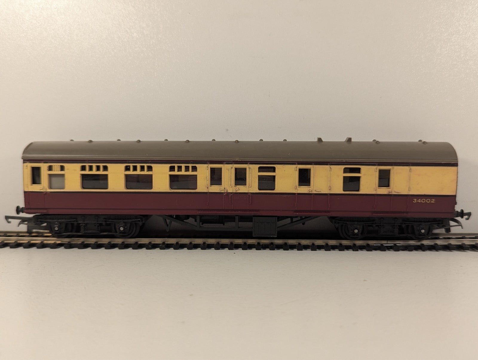 Tri-ang R28 OO Gauge BR Blood & Custard Brake Third Coach