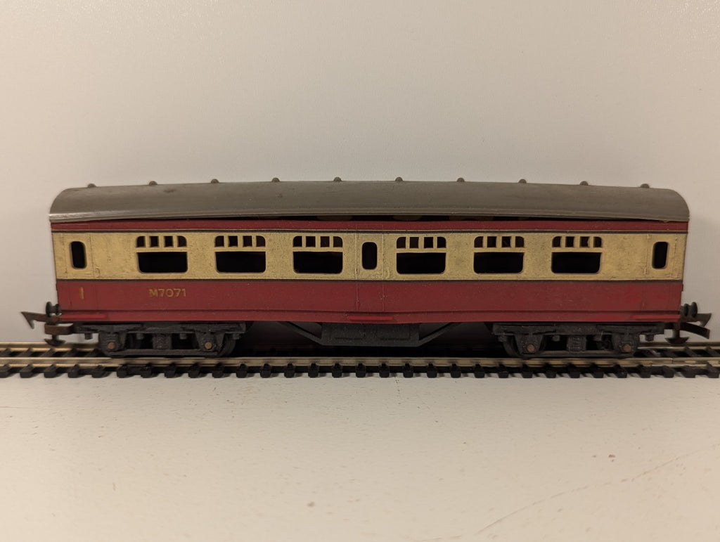 Tri-ang OO Gauge Crimson & Cream Corridor Coach (Bent Roof)