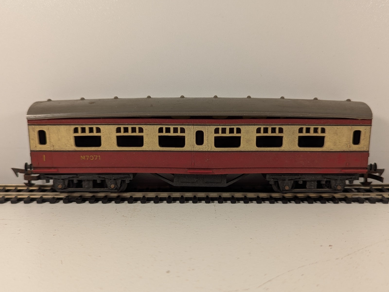 Tri-ang OO Gauge Crimson & Cream Corridor Coach (Bent Roof)