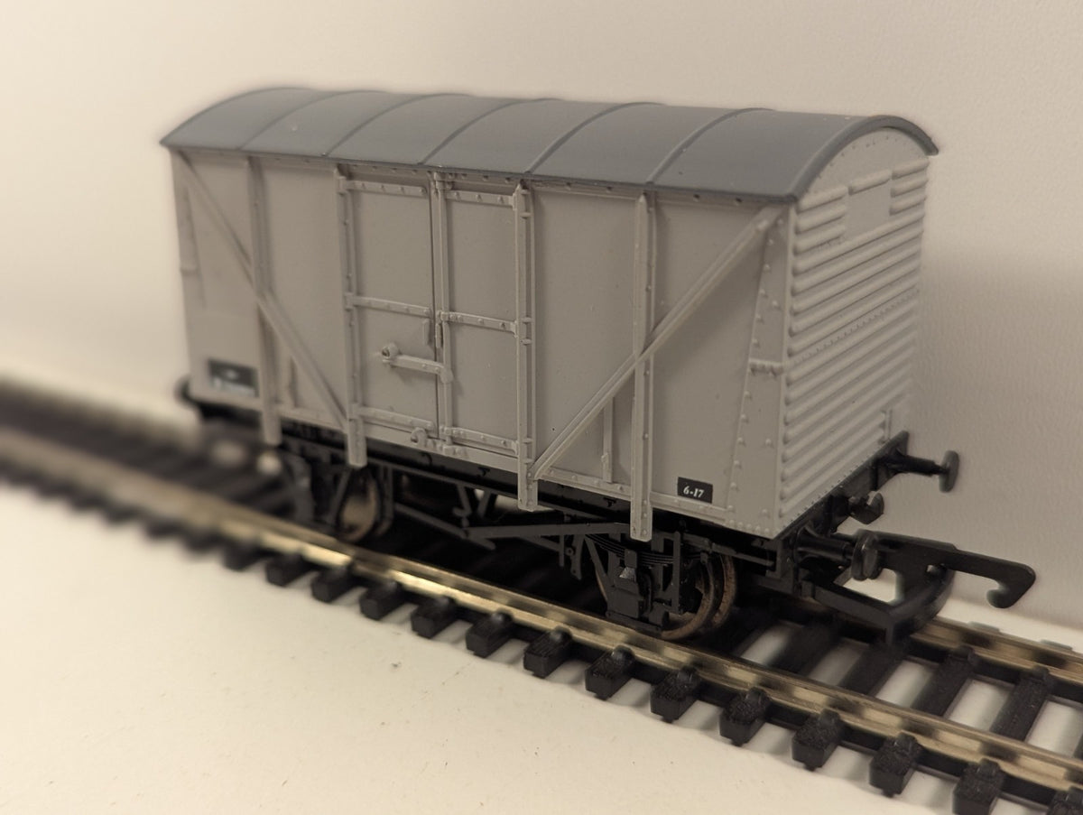 Dapol B108 BR 12 Ton Vent Van B753498 OO Gauge Grey Livery