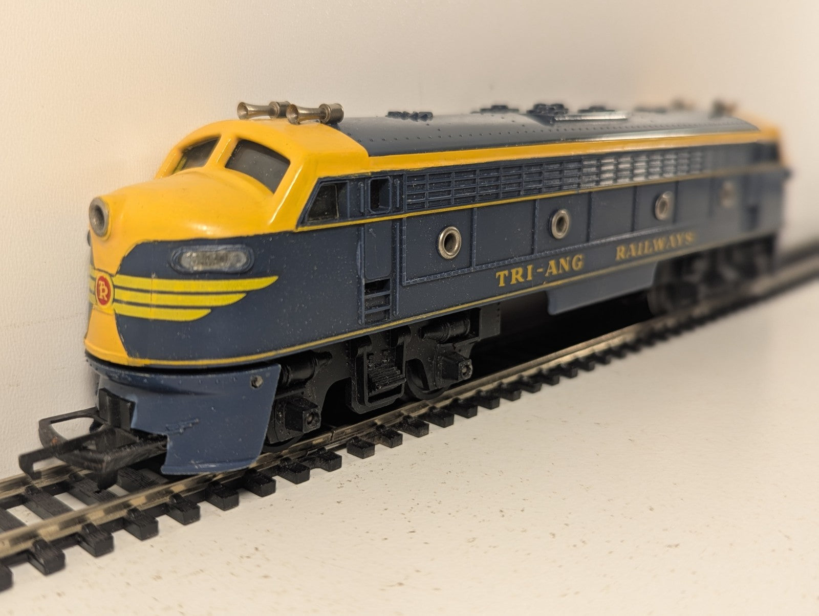 Tri-ang OO Gauge Double Ended Diesel Locomotive 7007 Blue and Yellow