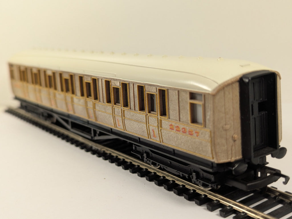 Hornby OO Gauge LNER Teak Composite Coach - missing front coupling