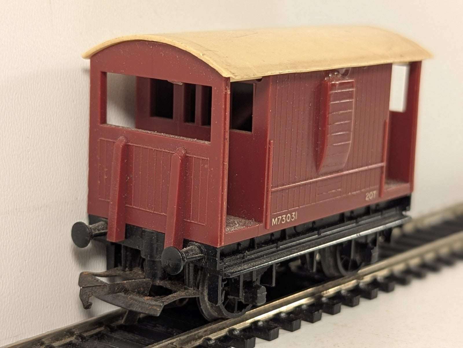 Tri-ang OO Gauge 20 Ton Brake Van M73031 BR Maroon