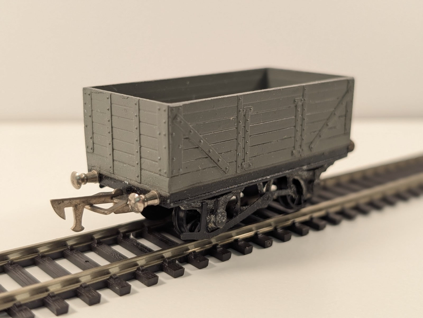 Graham Farish OO Gauge 7 Plank Open Wagon – Light Grey Livery