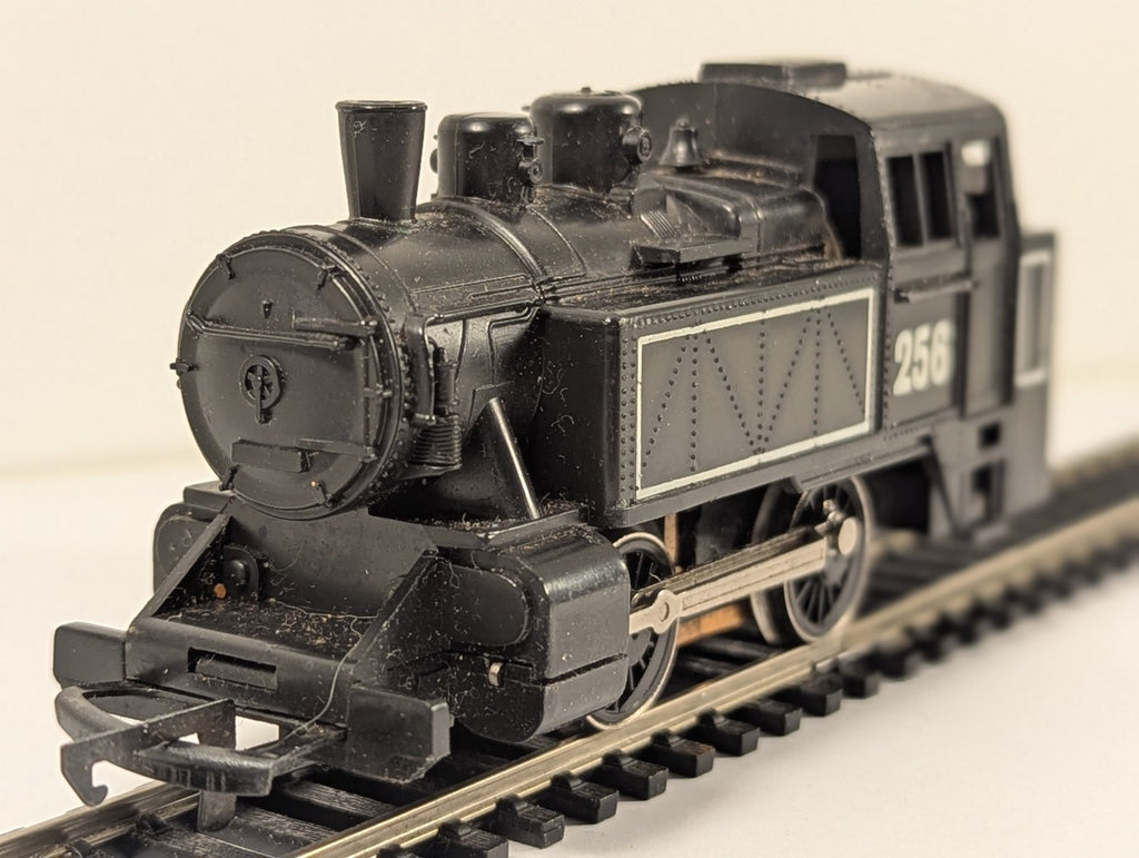 Hornby R256 OO Gauge “International” Industrial Tank Locomotive No.256