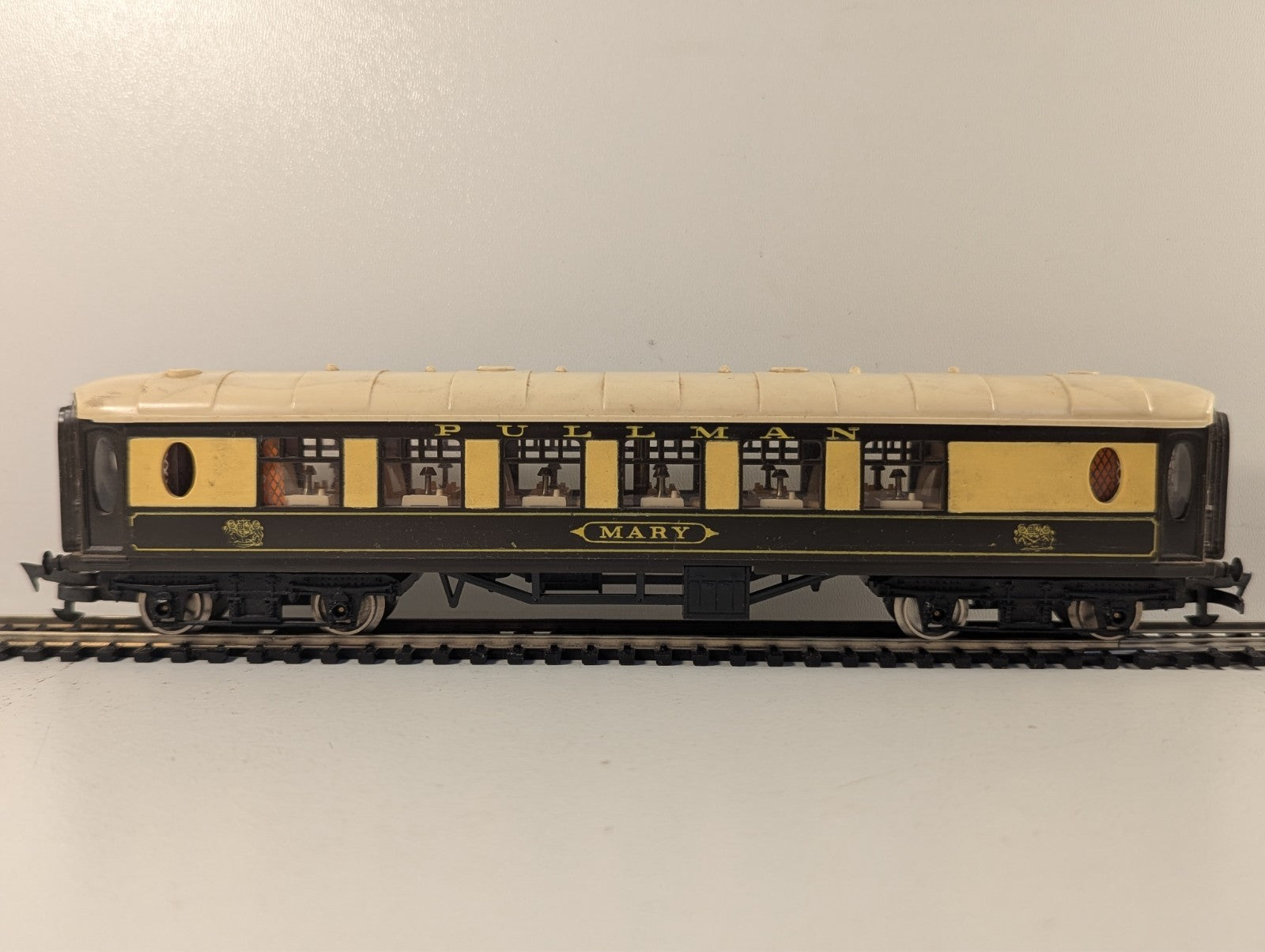 Tri-ang Railways R228 OO Gauge Pullman Coach "Mary"