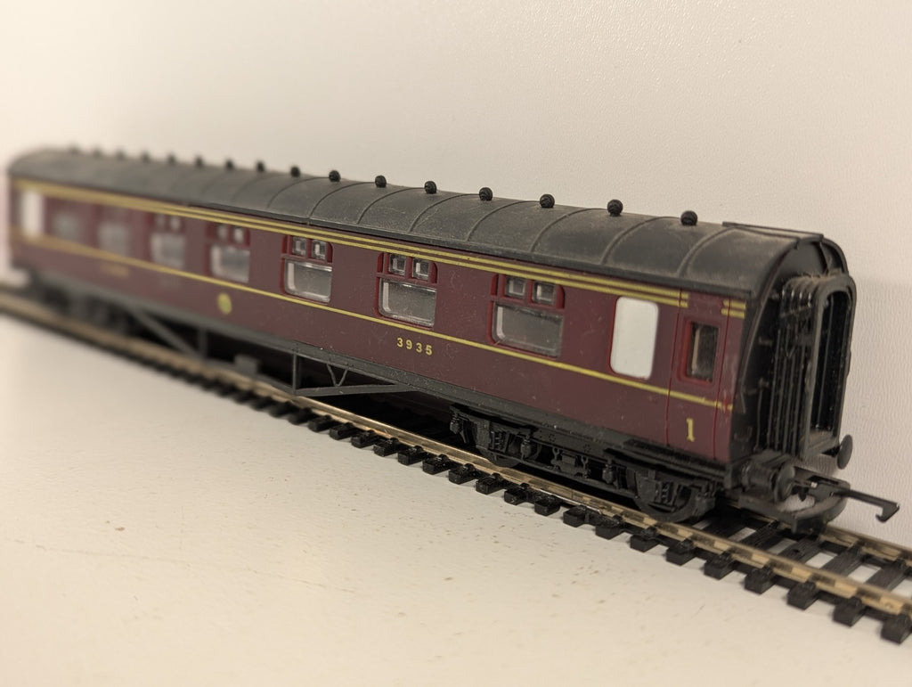 Airfix GMR 54202 OO Gauge LMS Stanier Composite Corridor Coach