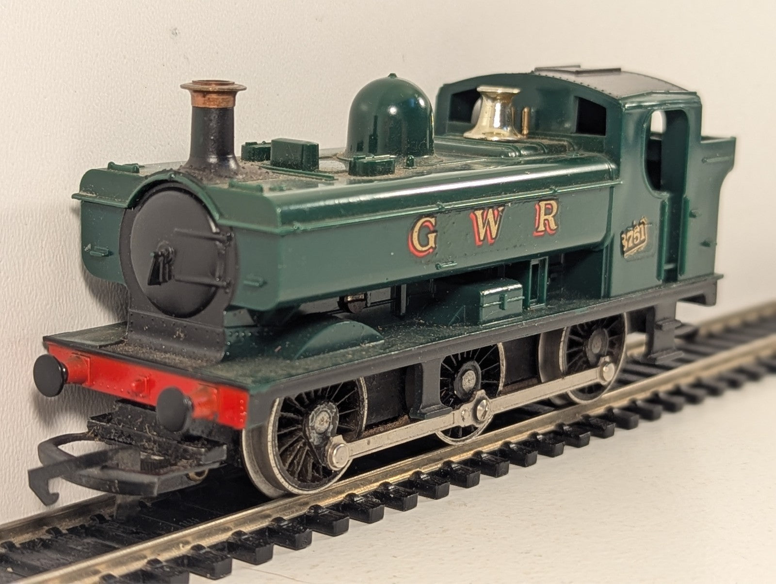Hornby Railways R041 GWR 0-6-0 Pannier Tank Locomotive - damaged number plate