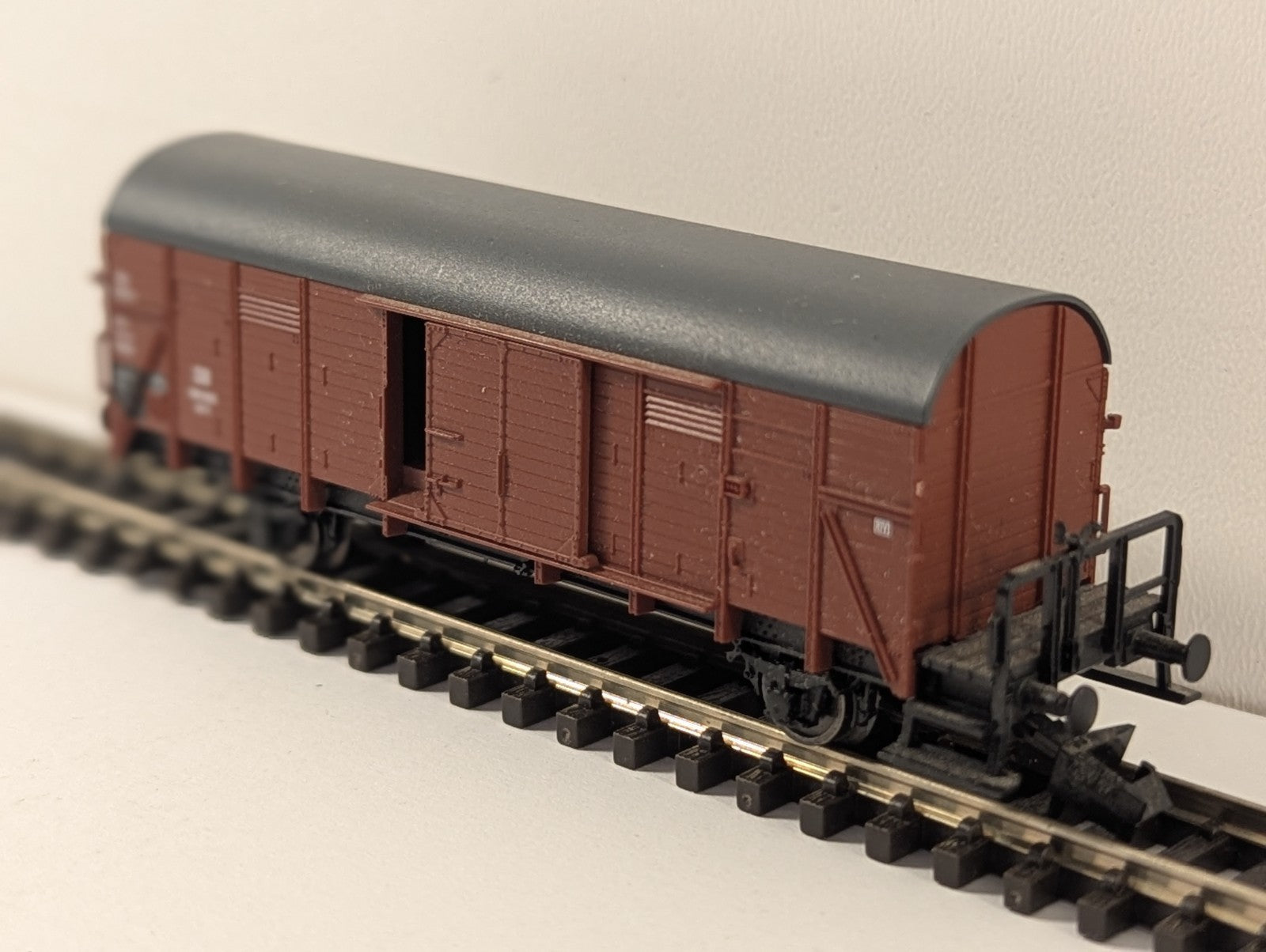 N Gauge Deutsche Bundesbahn Covered Goods Wagon Brown