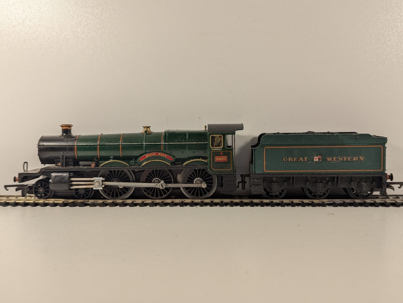 Hornby OO Gauge GWR 4-6-0 Hall Class Guild Hall locomotive 5927 in green livery