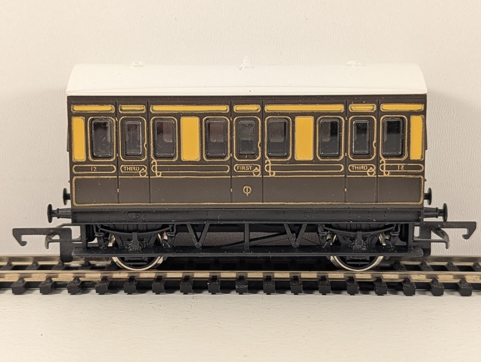 Hornby OO Gauge GWR 4-Wheel Coach R446