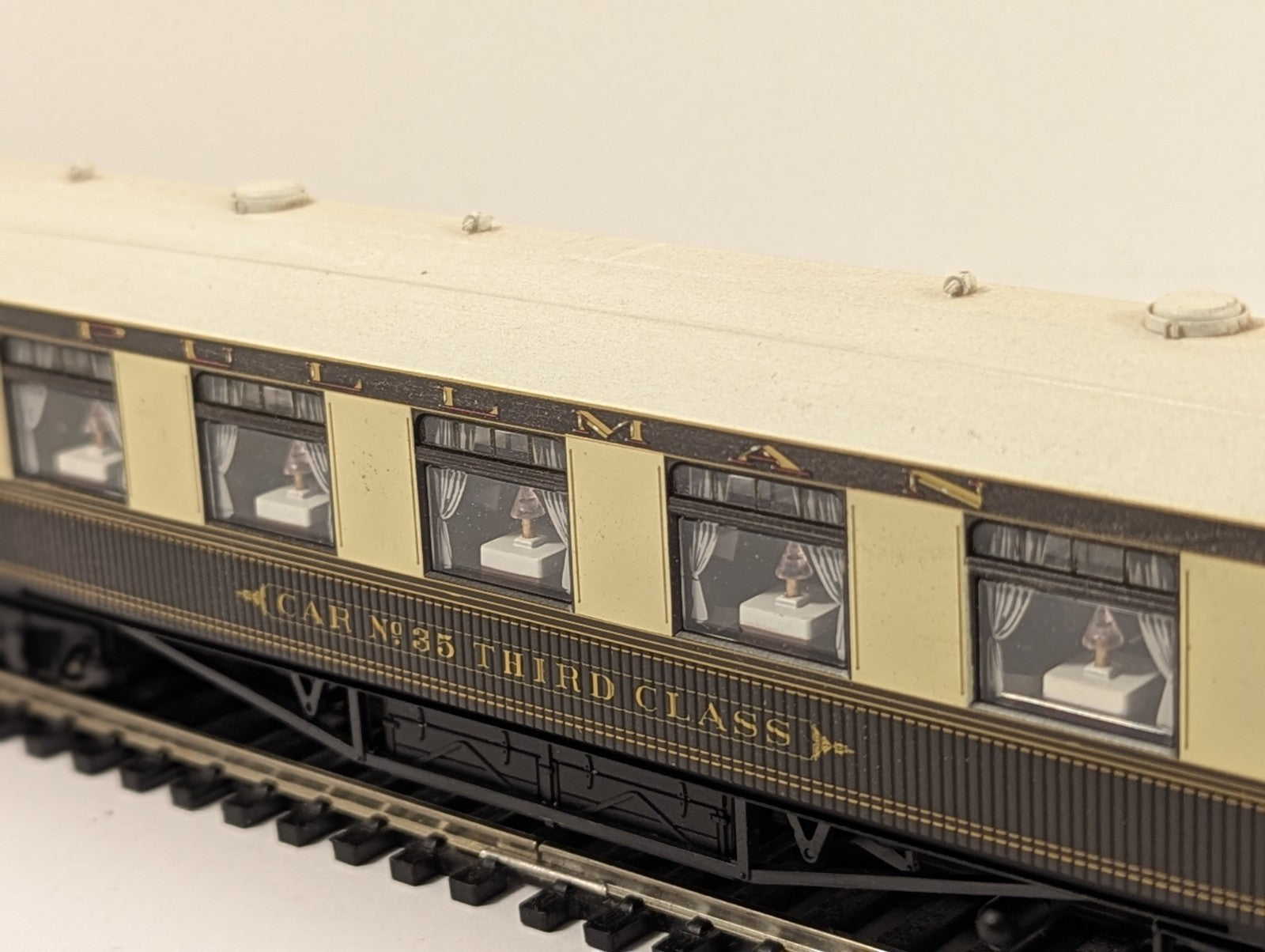 Hornby OO Gauge Pullman Car No. 35 Third Class Passenger Coach - Working Lights