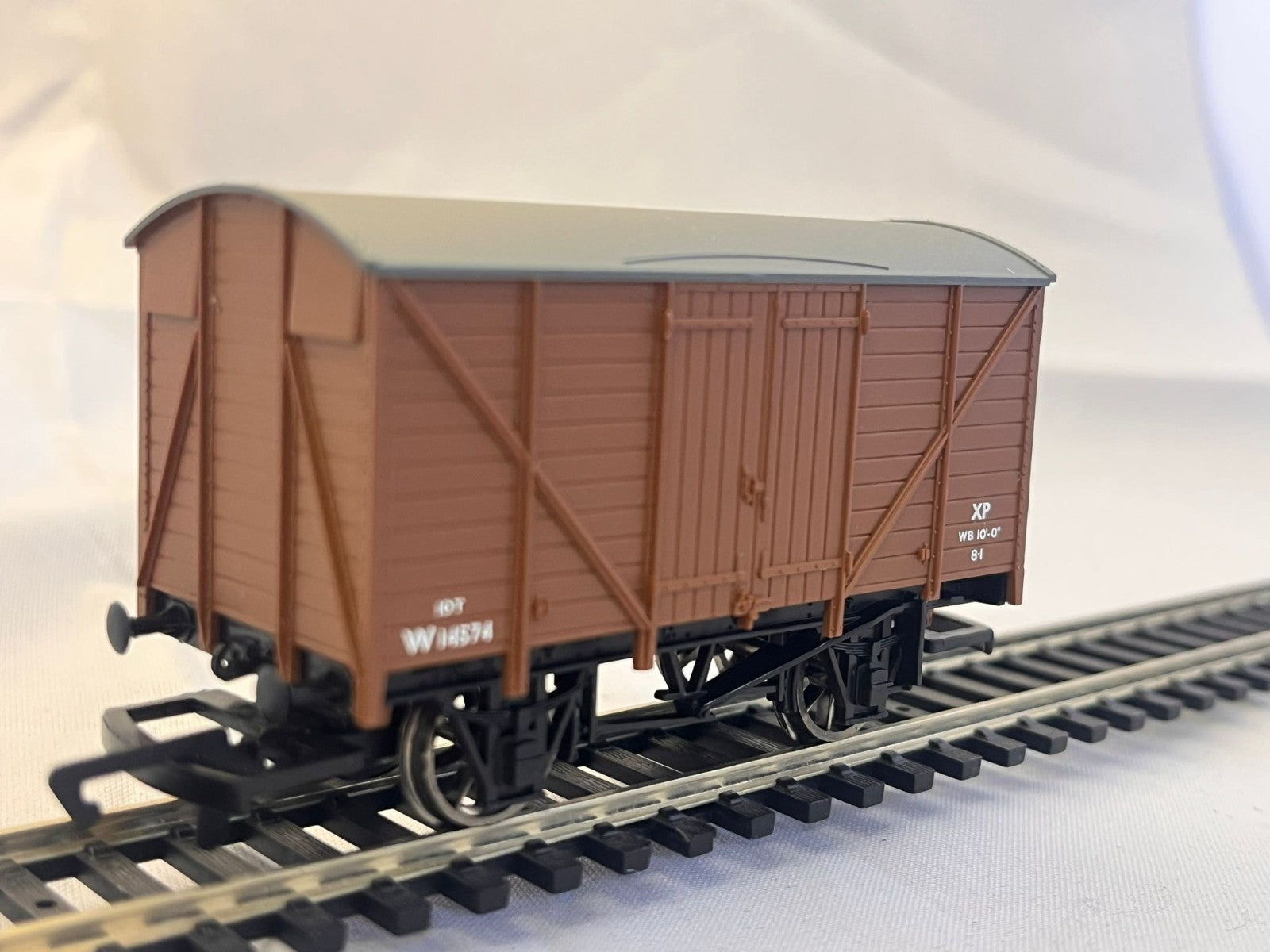 Hornby R6271 BR Brown 10 Ton Ventilated Van