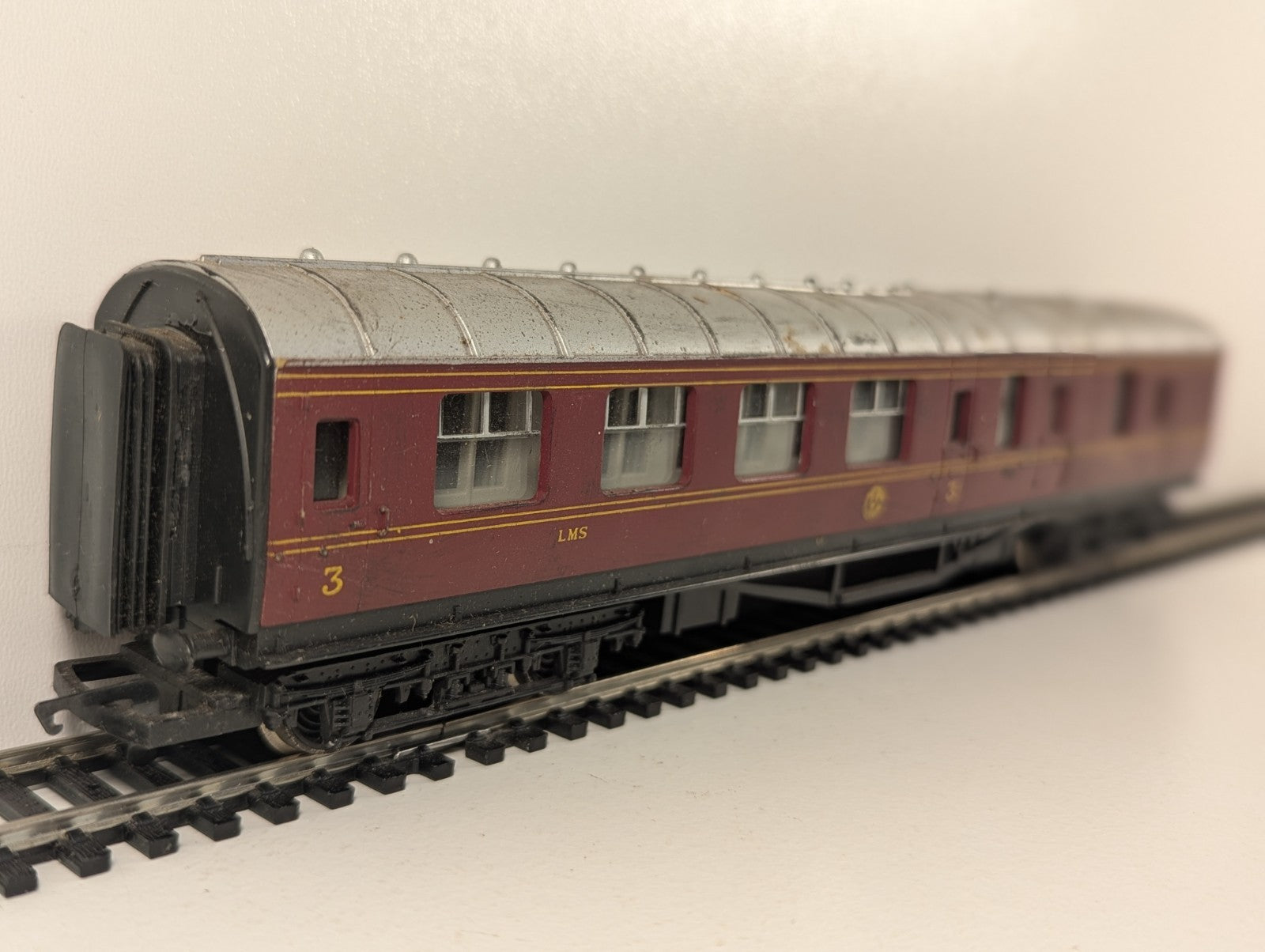 Hornby R475 OO Gauge LMS Brake 3rd Coach Crimson Lake