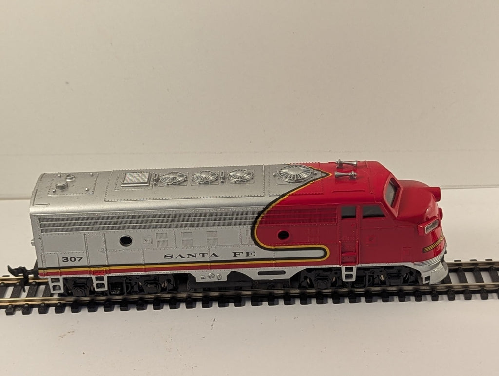 Bachmann HO Gauge EMD F9 A-Unit Santa Fe 307 - Faulty
