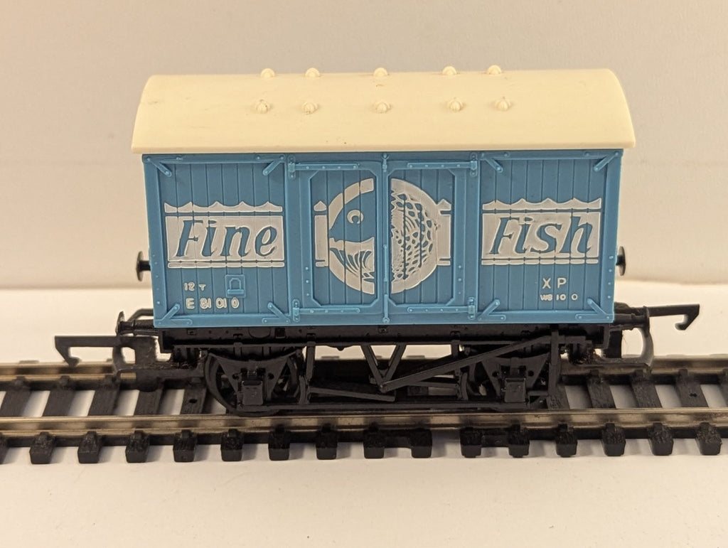 Hornby R118 OO Gauge BR Blue 12T Fine Fish Van E81010