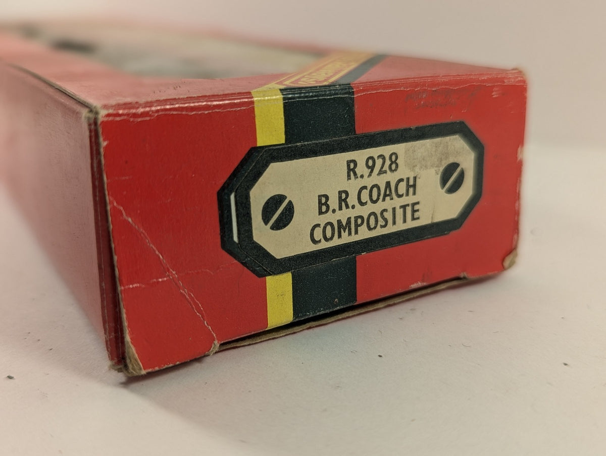 Hornby OO Gauge BR Composite Coach Passenger Coach 34100 BR Crimson and Cream