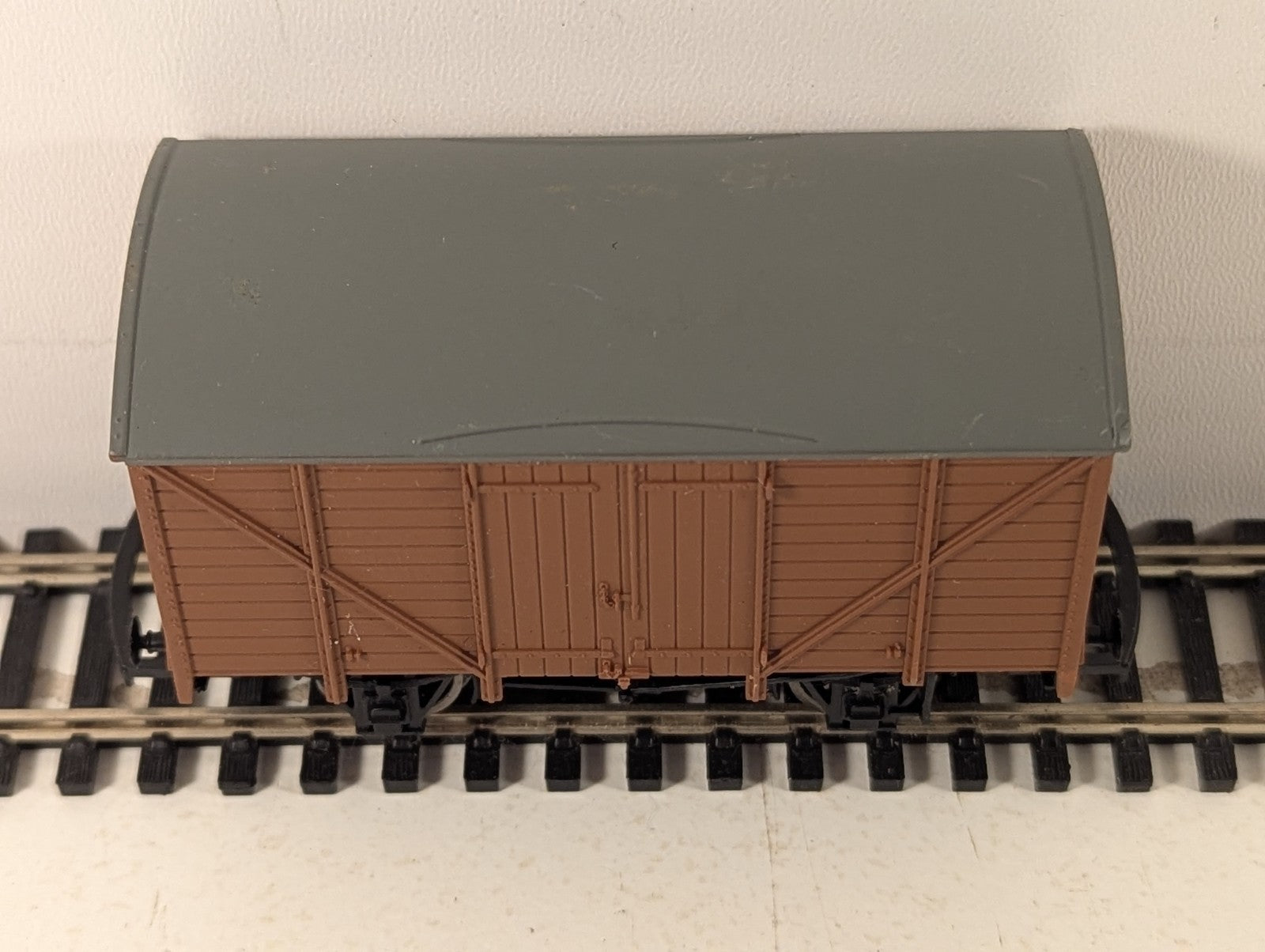Hornby OO Gauge 12 Ton Ventilated Van Unbranded Brown