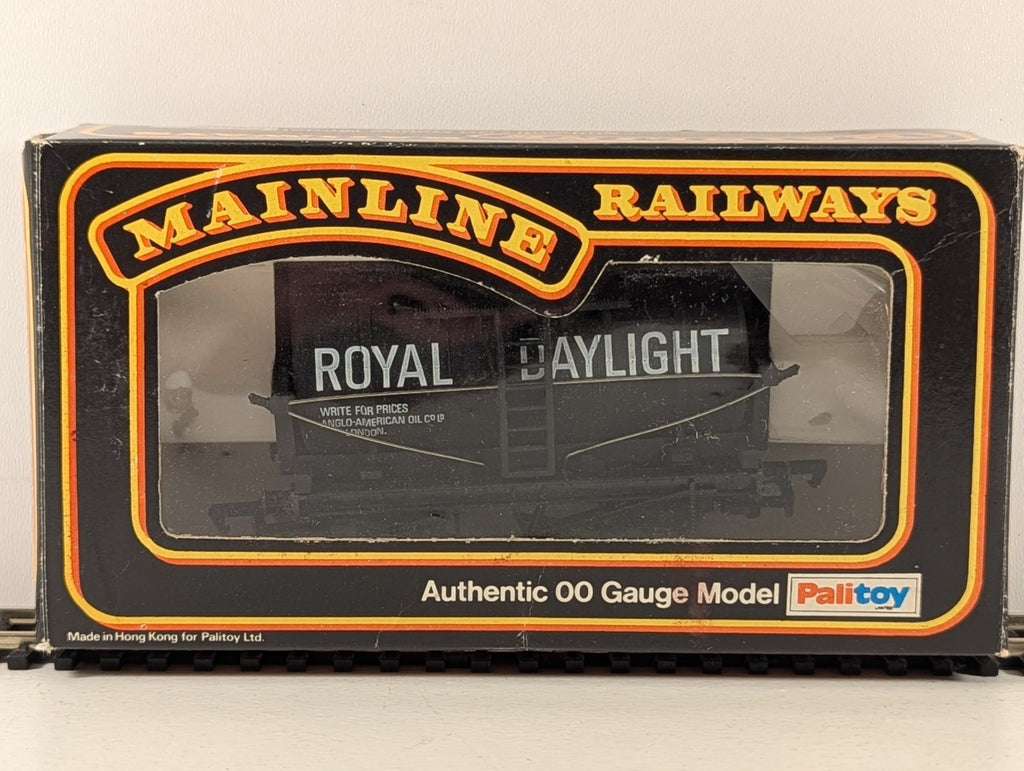 Mainline 37-134 OO Gauge Royal Daylight Paraffin Tank Wagon - Boxed