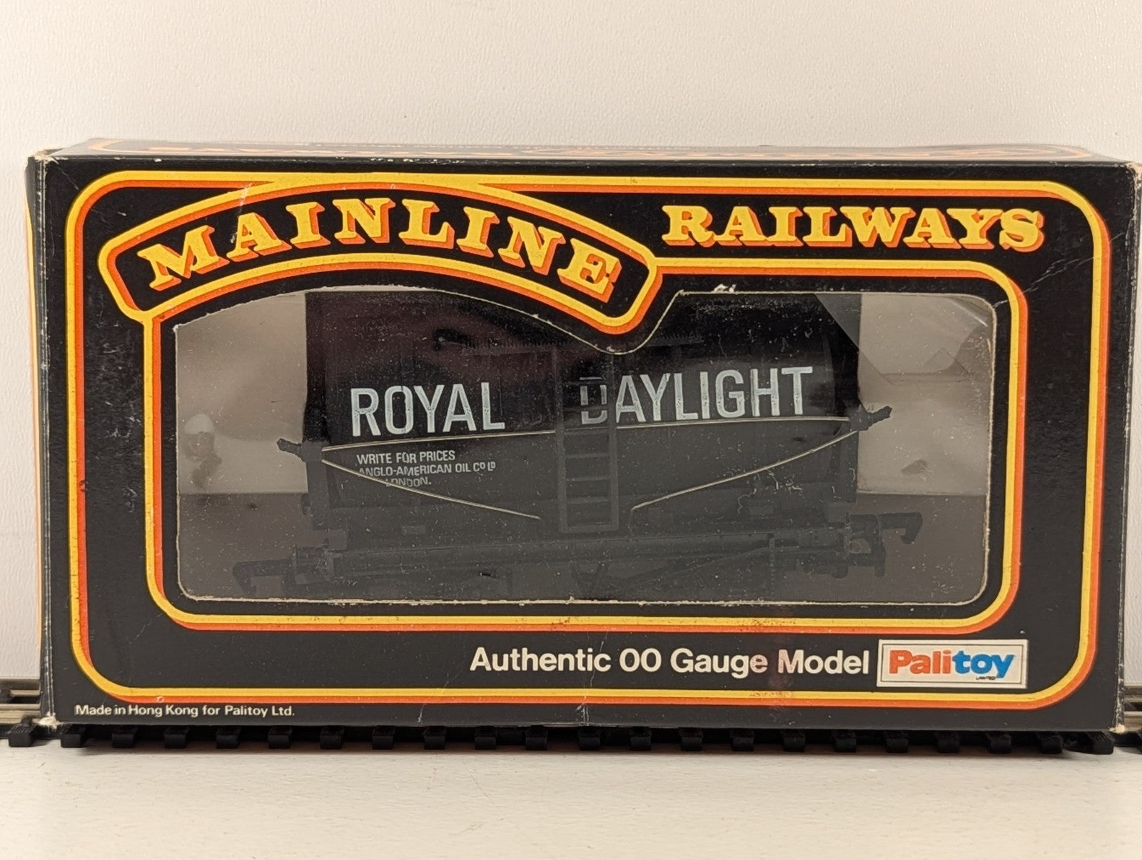 Mainline 37-134 OO Gauge Royal Daylight Paraffin Tank Wagon - Boxed