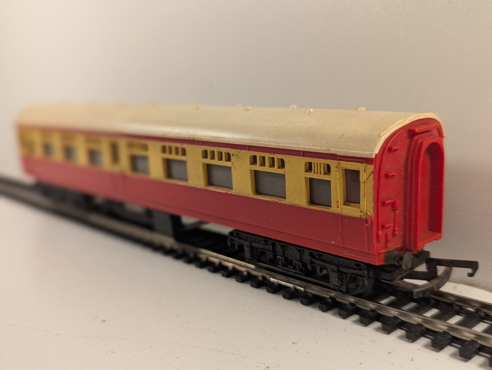 Tri-ang R29 OO Gauge Maroon & Cream Composite Coach