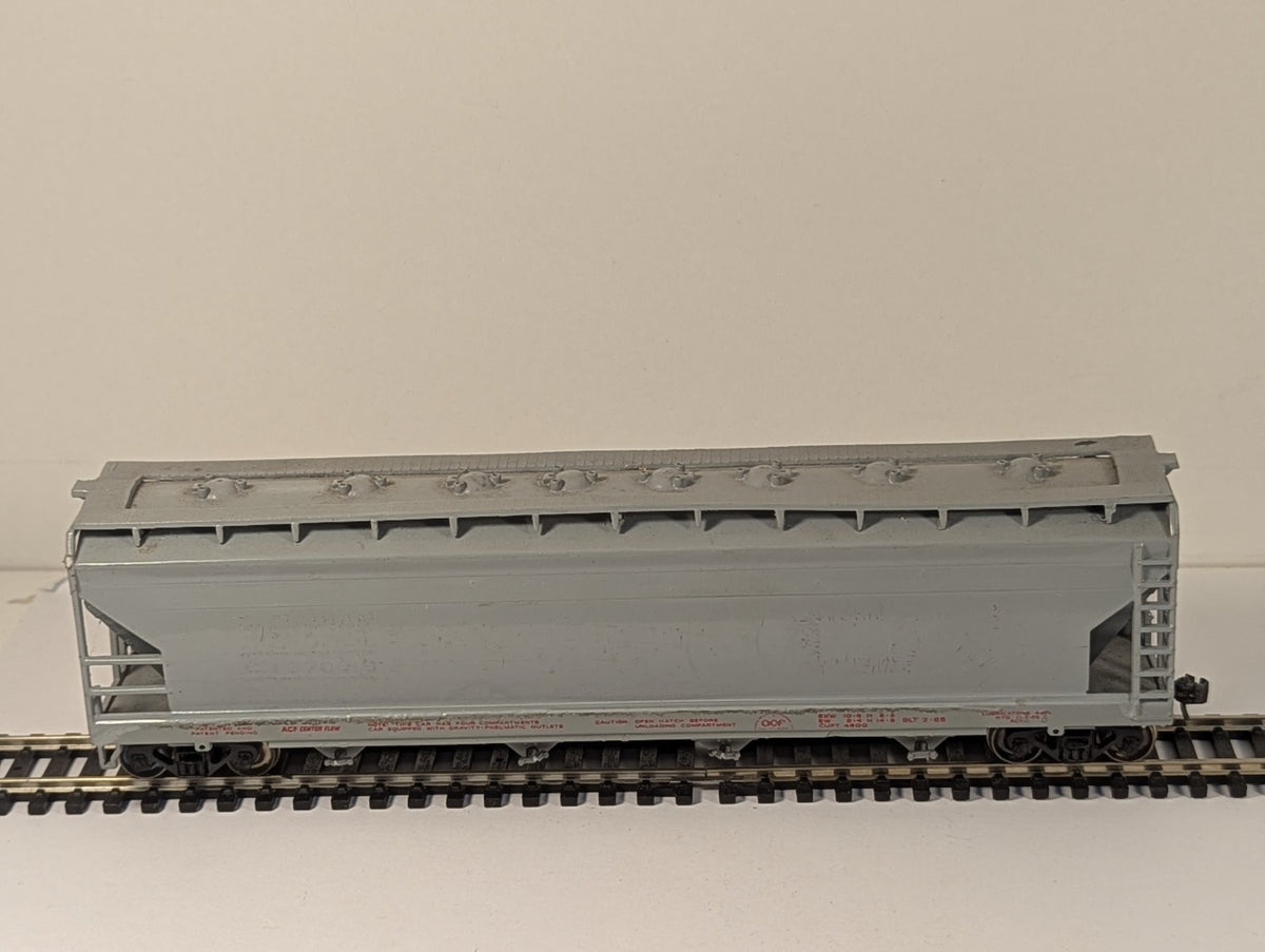 Bachmann HO Gauge ACF Covered Hopper Wagon – Repainted & Missing Coupling
