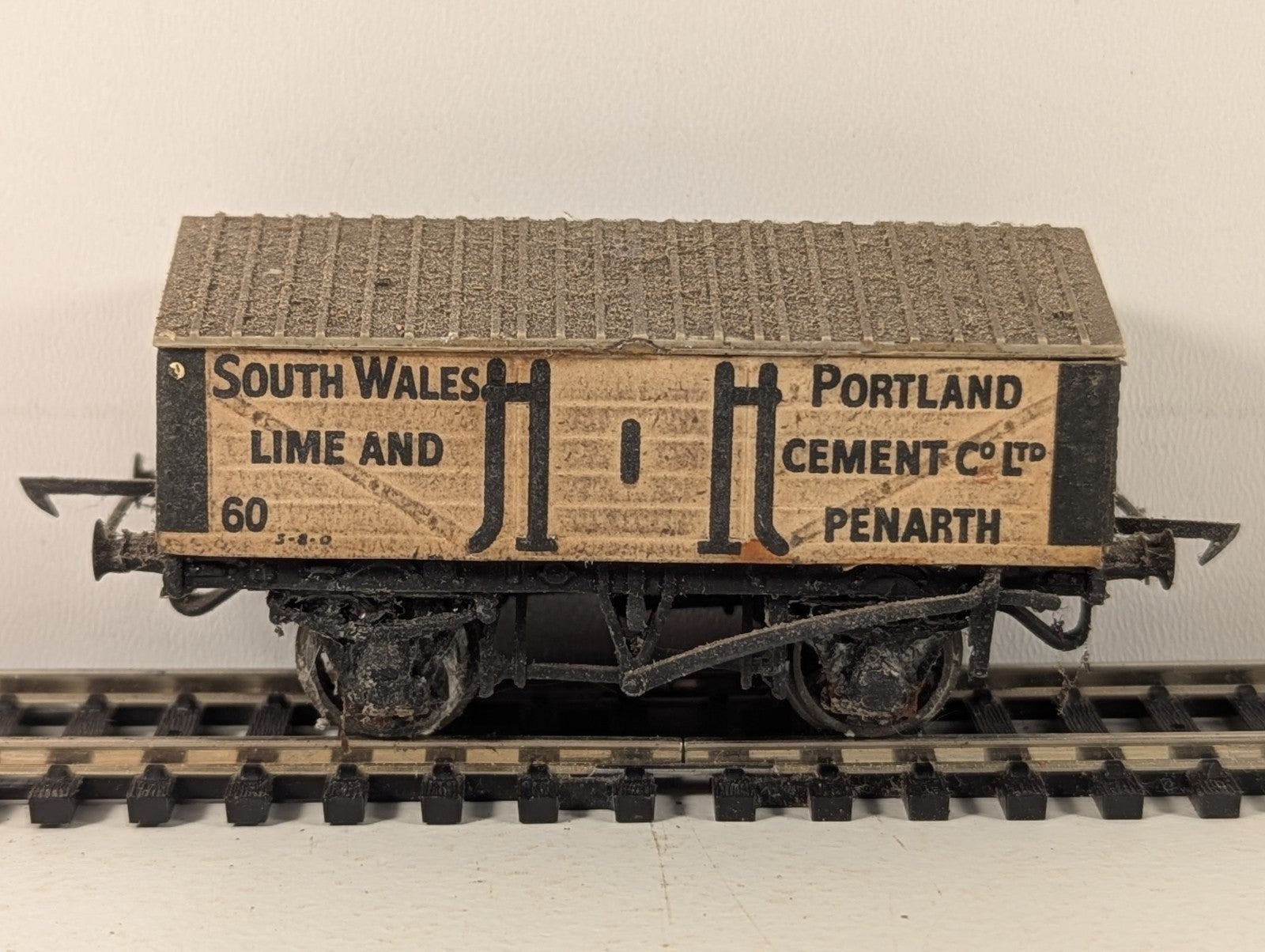 Peco OO Gauge South Wales Lime & Portland Cement Co Penarth Covered Van