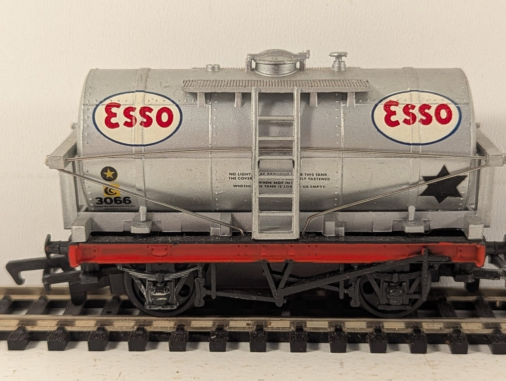 Mainline OO Gauge 14 Ton Tank Wagon 3066 Esso Silver 37-142