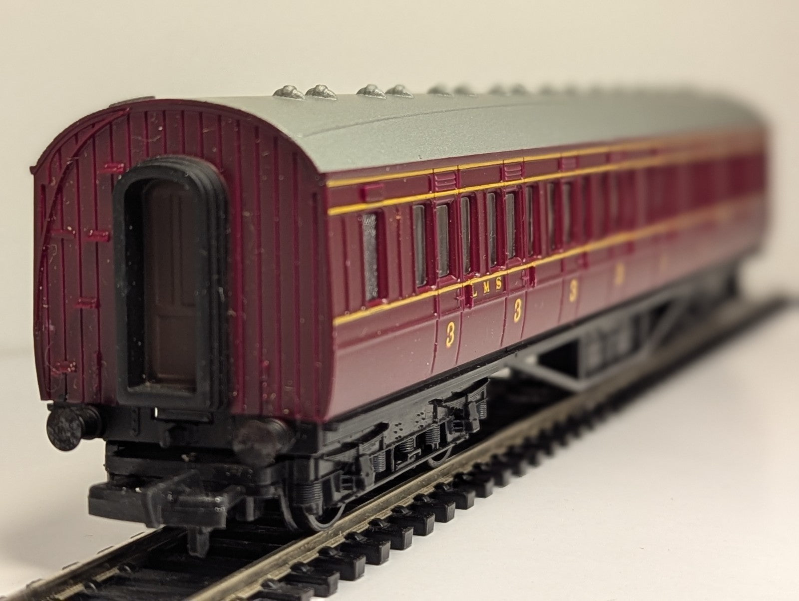 Mainline OO Gauge LMS 57ft Corridor Composite Coach 3621 Maroon