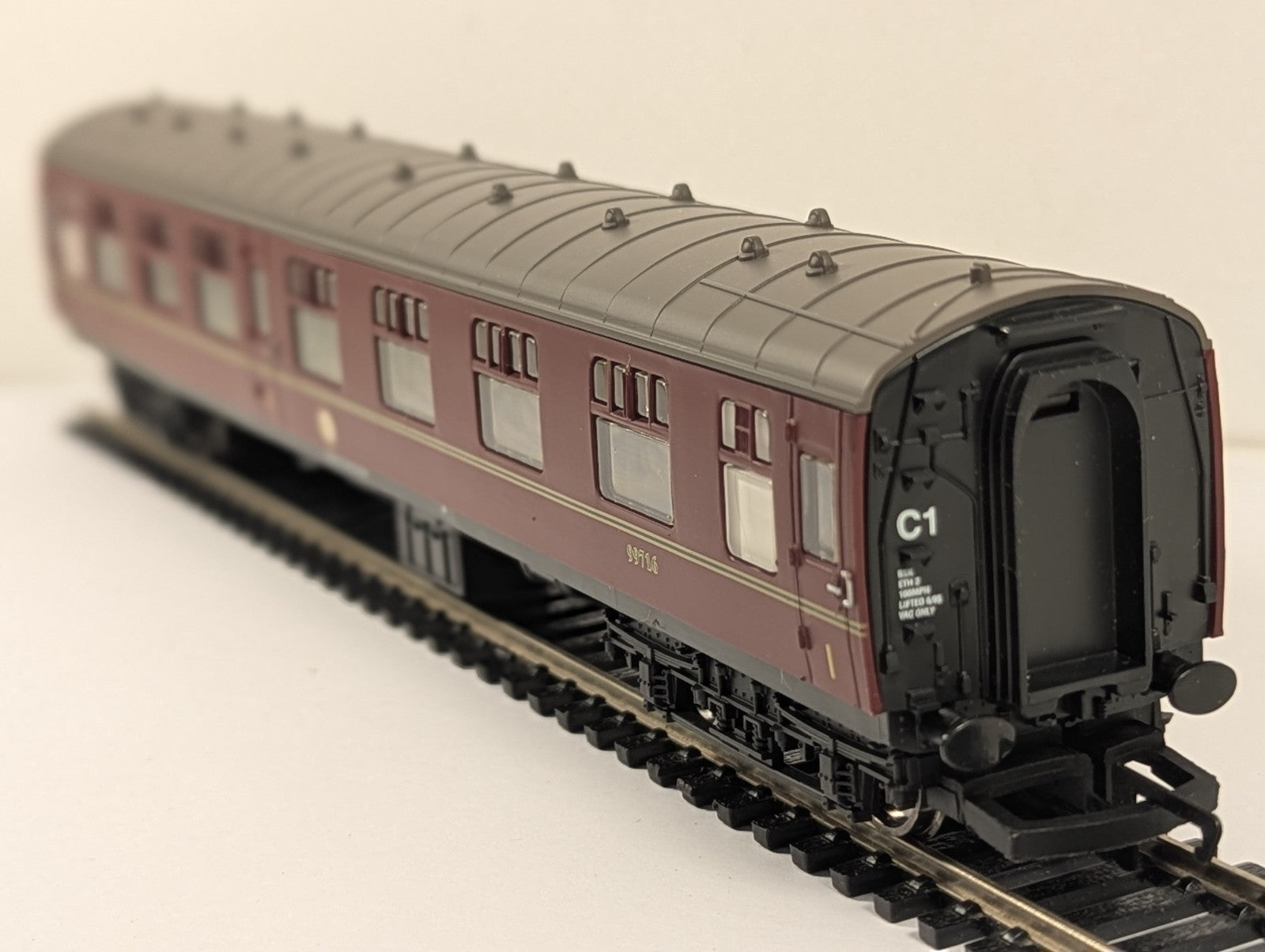 Hornby OO Gauge Hogwarts Express Mk1 Brake Coach 99716