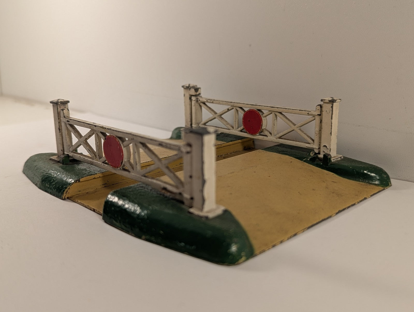 Hornby Dublo OO Gauge D1 Level Crossing