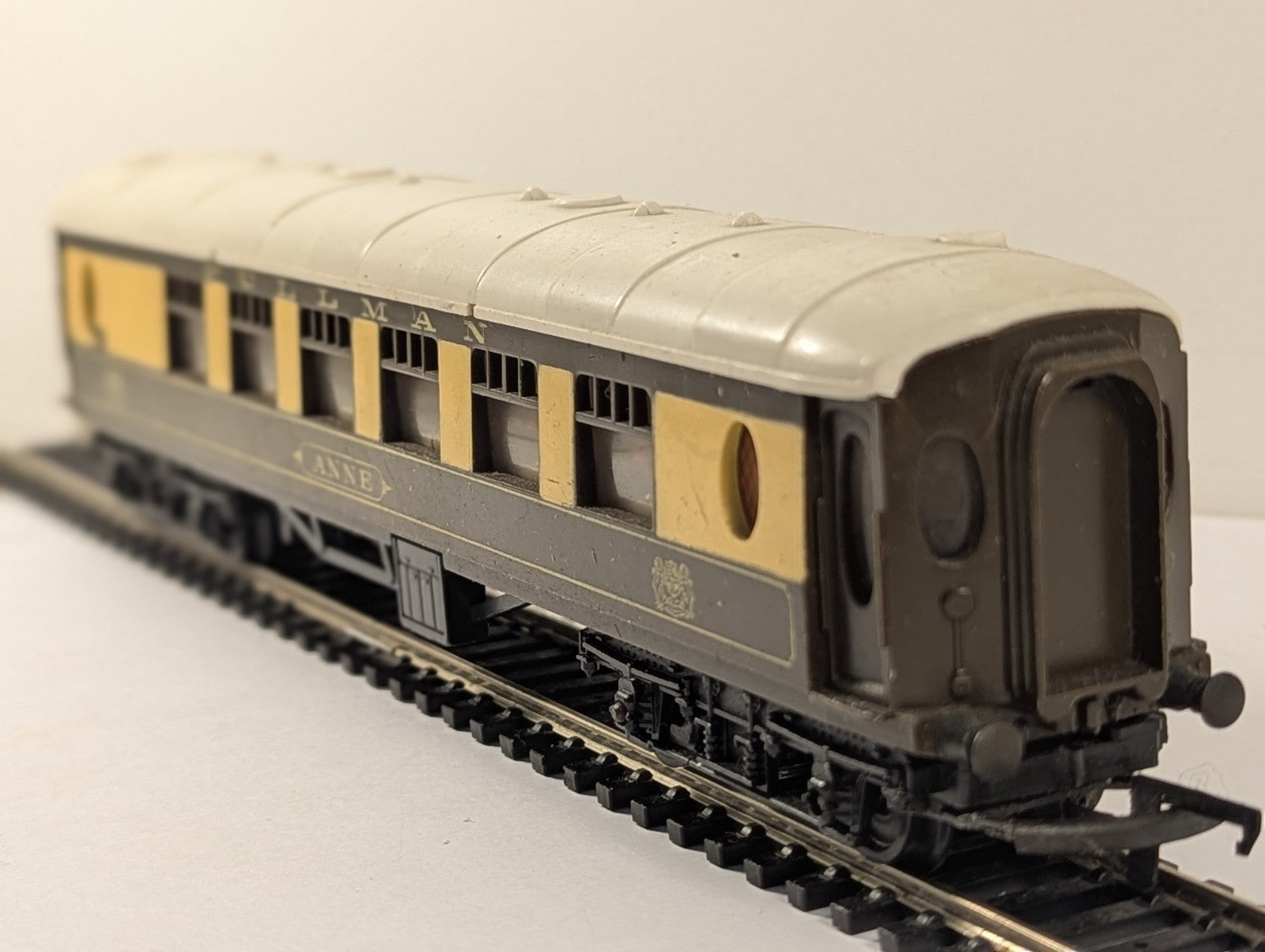 Hornby R228 OO Gauge Pullman 1st Class Parlour Car Anne