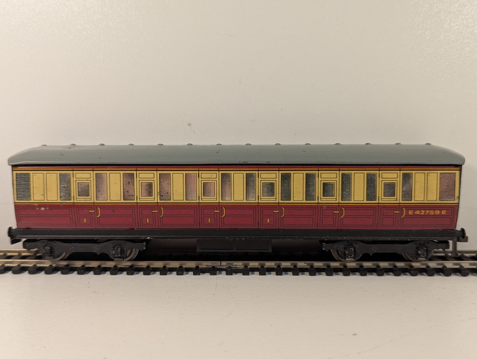 Hornby Dublo D11 OO Gauge Corridor Coach E42759E