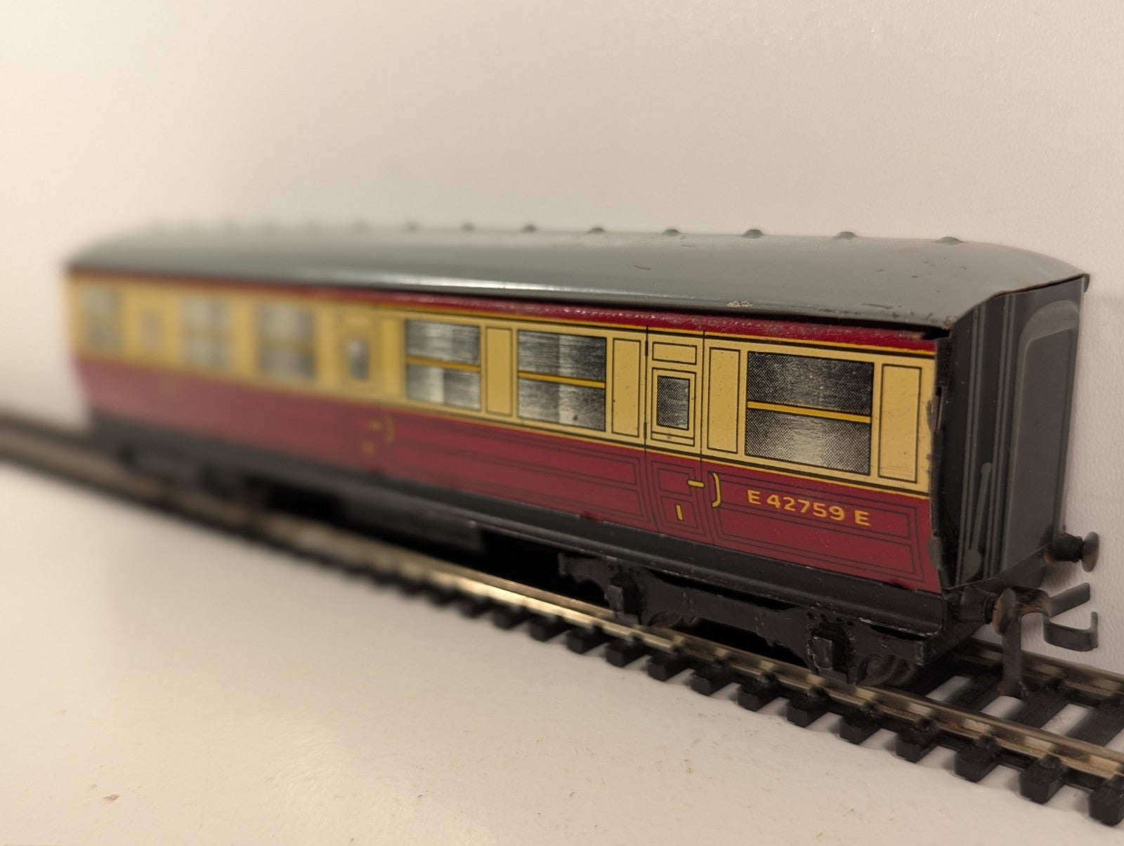 Hornby Dublo OO Gauge Tinplate Coach No. E42759E