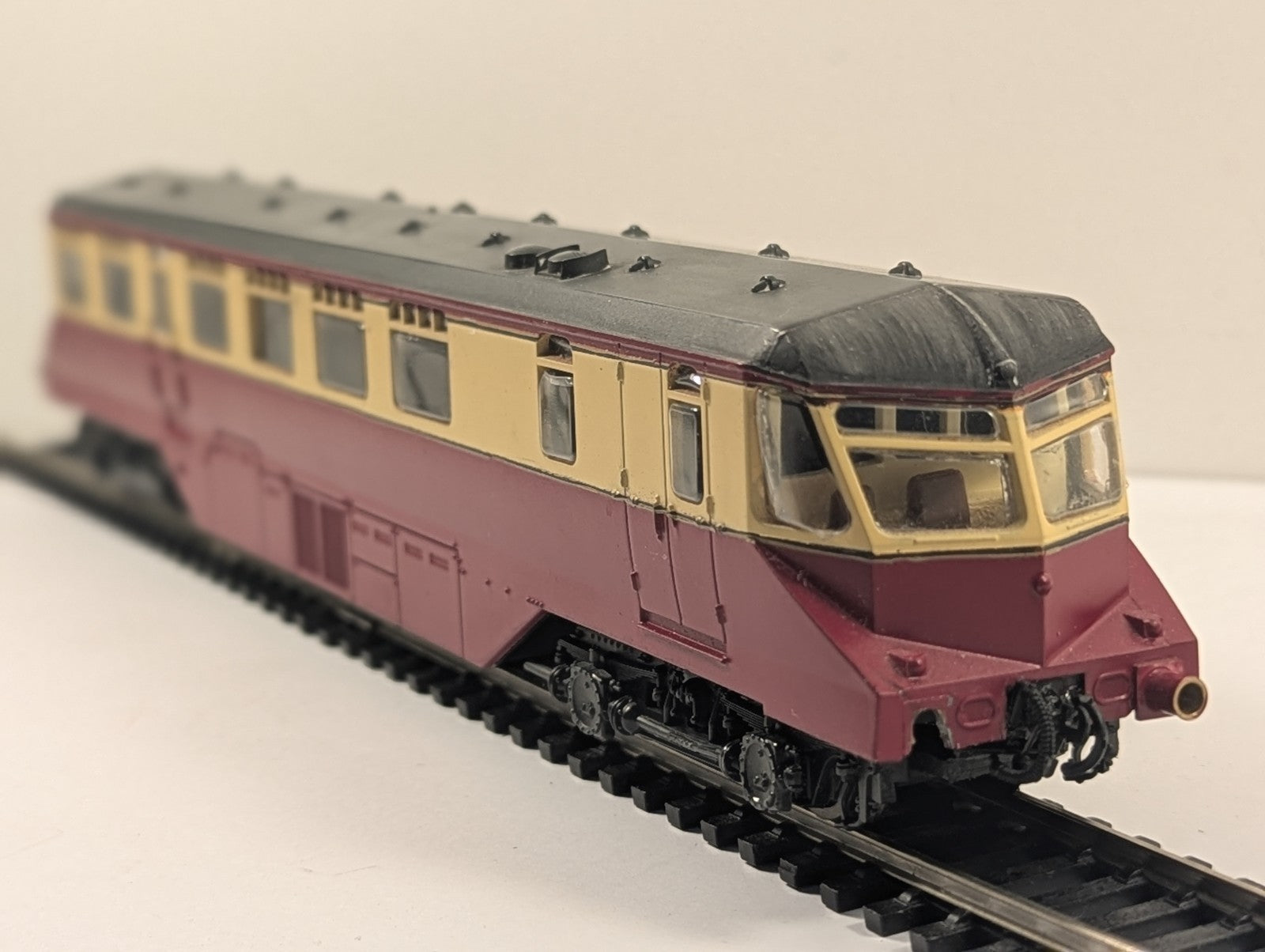 Lima L205133 OO Gauge GWR Railcar W22 in BR Crimson & Cream - Missing Buffers