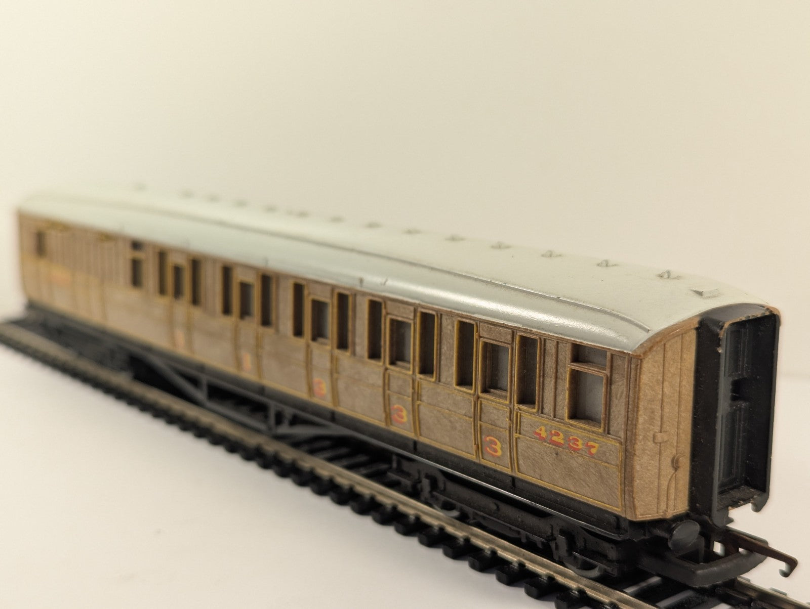 Hornby OO Gauge LNER Teak Brake Composite Coach