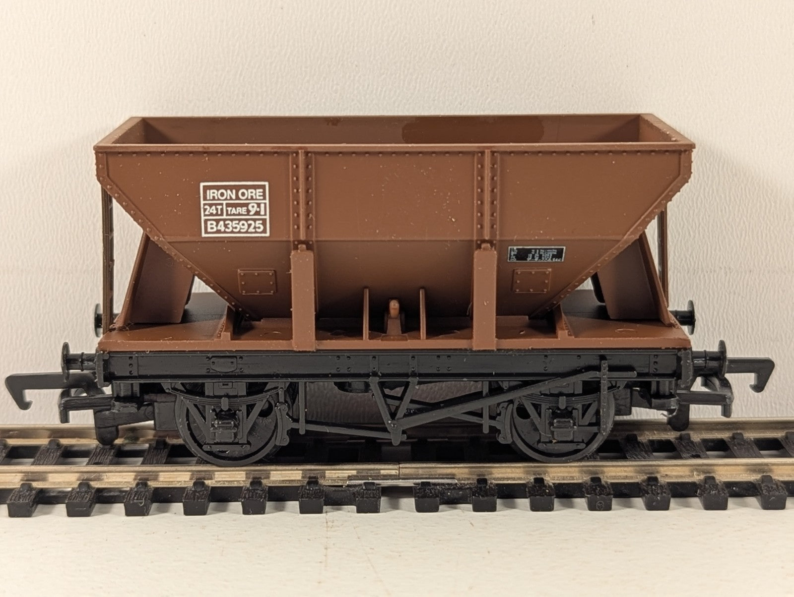 Mainline Railways 37-162 OO Gauge BR Brown Hopper Wagon - Boxed
