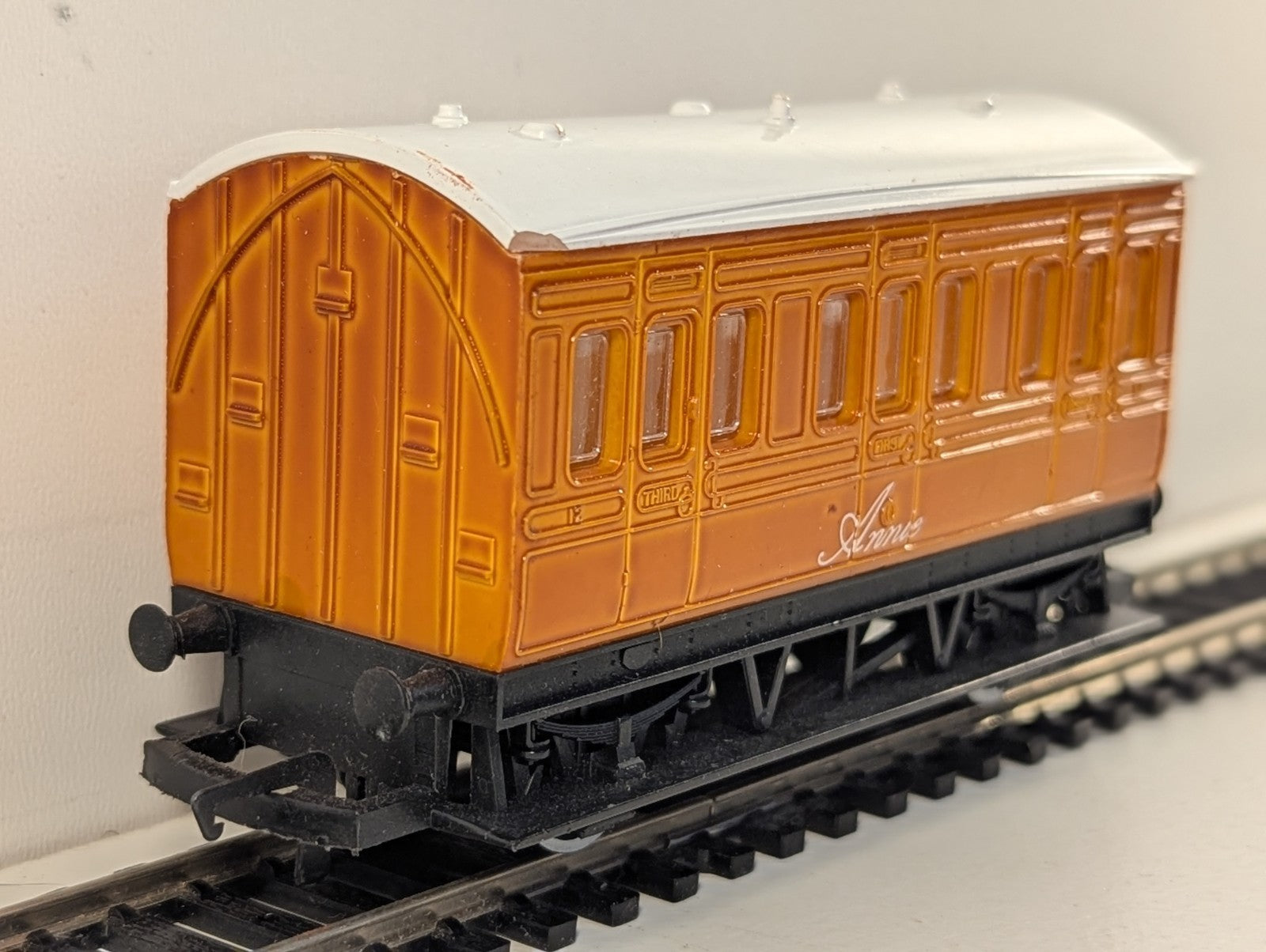 Hornby Thomas & Friends Annie Coach