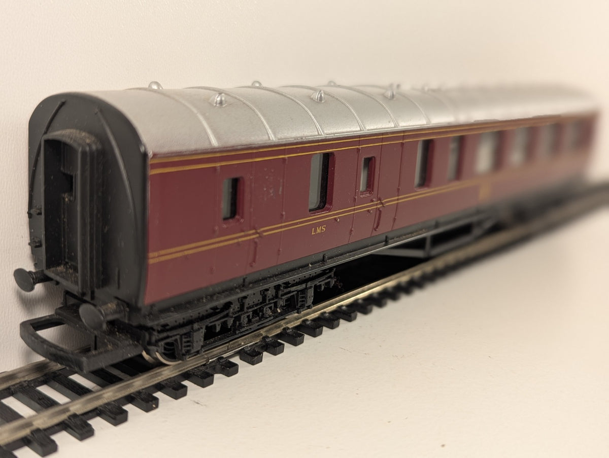 Hornby OO Gauge R475A LMS Brake Third Coach 5644 – Crimson Lake