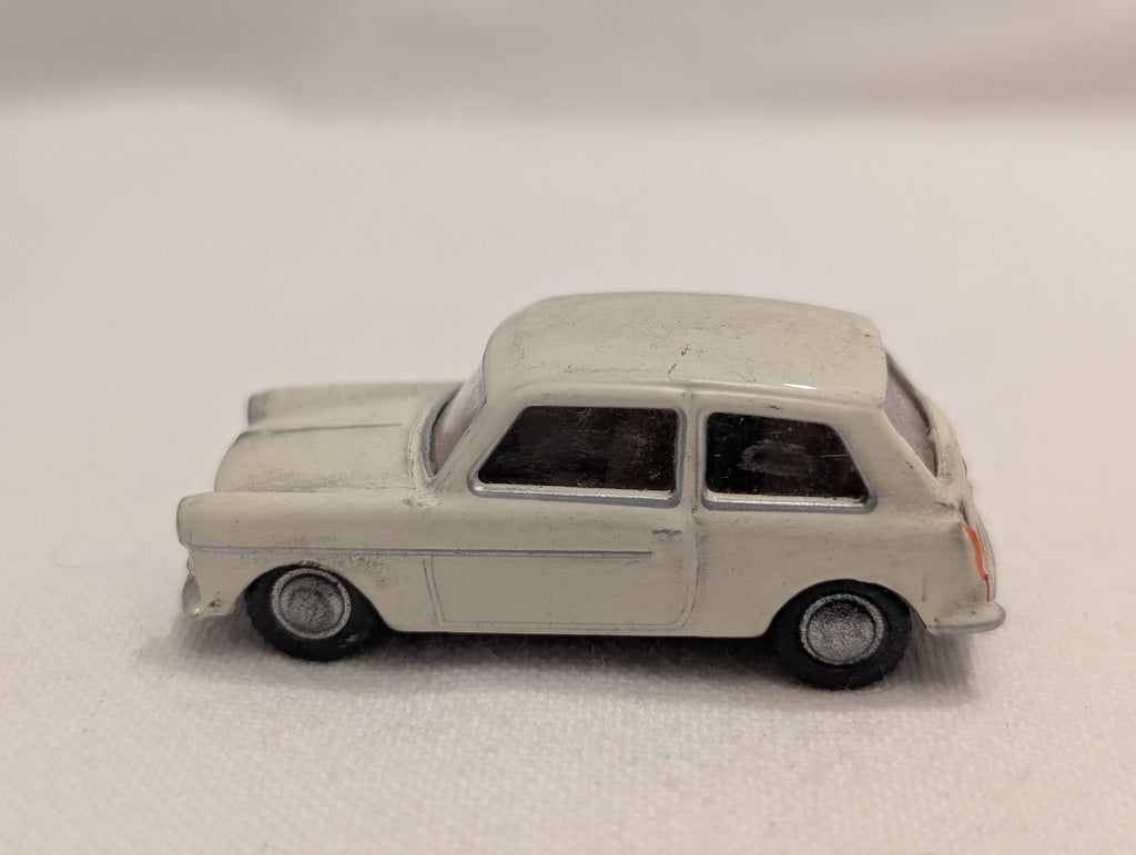 Base-Toys OO Gauge Austin A40 Farina Die-cast Vehicle MBV 953 Off-White