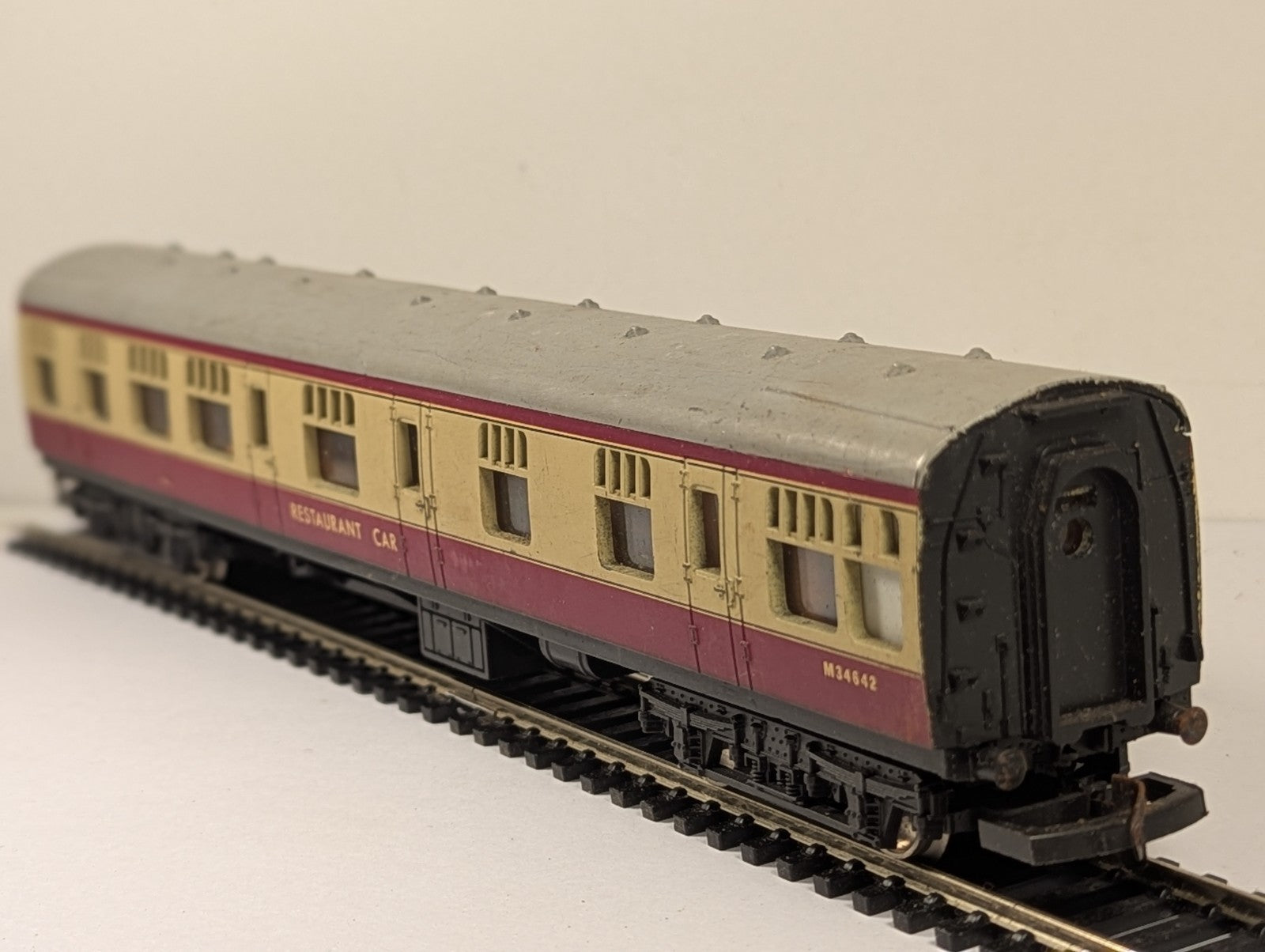 Lima OO Gauge BR Mk1 Restaurant Car Passenger Coach M34642 BR Crimson